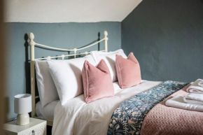 Moreton High Street - Sleeps 10, with private garden